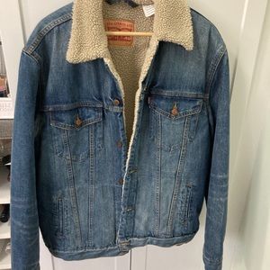 Men’s Levi’s Sherpa lined jean jacket size XL